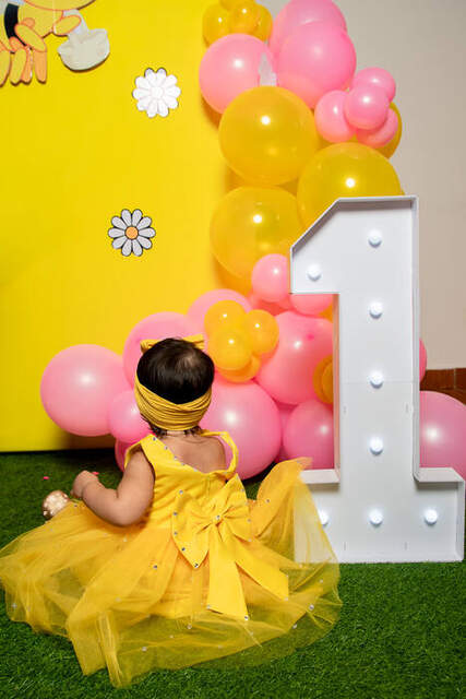 Retrato de bebé con moño amarillo — Producciones Guzmán SV