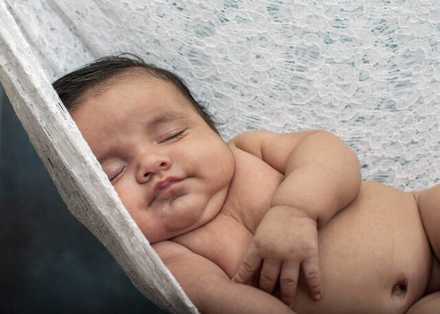 Bebé dormida en hamaca de encaje — Producciones Guzmán SV