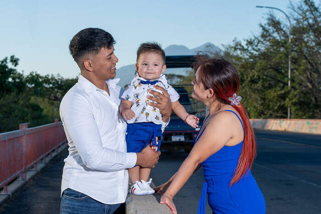 Familia feliz con globo número uno — Producciones Guzmán SV