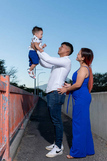 Papá besando tiernamente a su bebé — Producciones Guzmán SV
