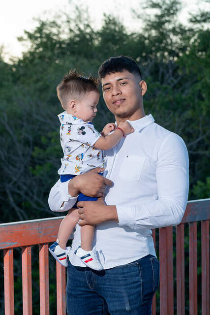 Mamá alzando al bebé al atardecer — Producciones Guzmán SV