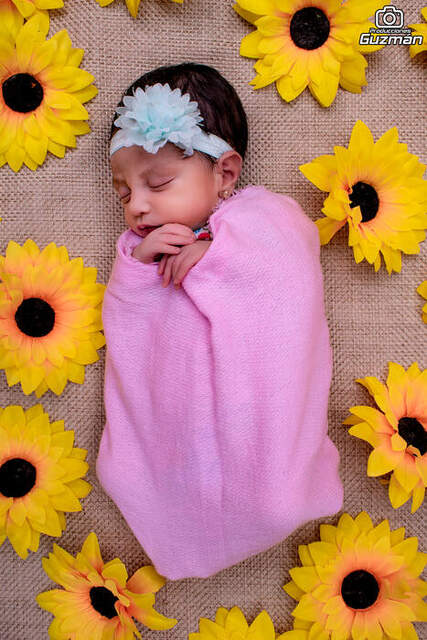 Bebé envuelta en corazón de girasoles — Producciones Guzmán SV