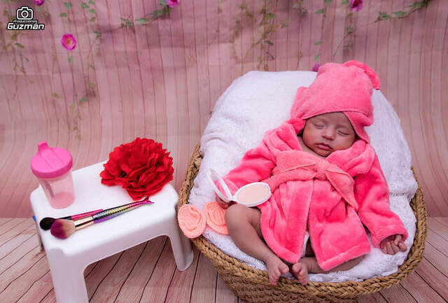 Bebé dormida en canasta con flores — Producciones Guzmán SV
