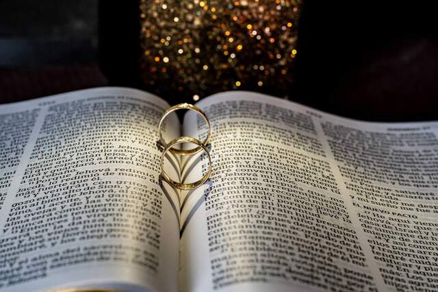 Anillos sobre biblia, detalle — Producciones Guzmán SV