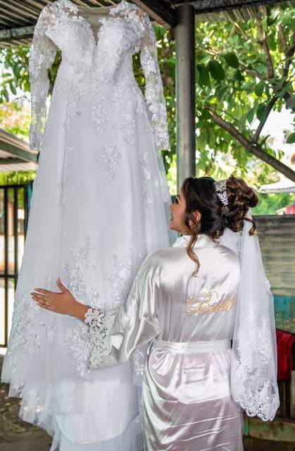 Vestido de novia colgado — Producciones Guzmán SV