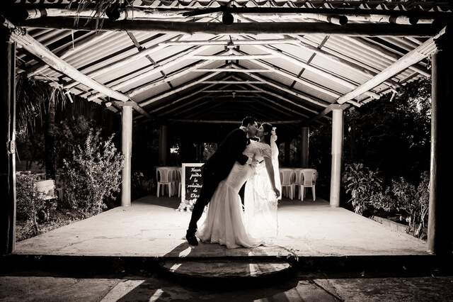 Beso en blanco y negro — Producciones Guzmán SV