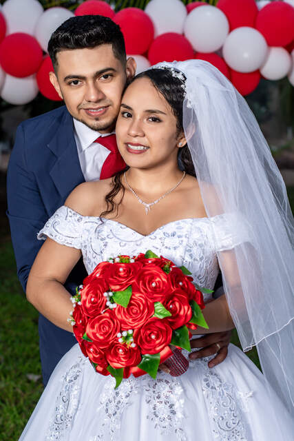 Novios bajo arco de globos — Producciones Guzmán SV