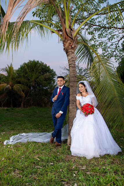 Pareja junto a palmera — Producciones Guzmán SV