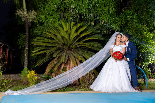 Silueta romántica junto a piscina — Producciones Guzmán SV