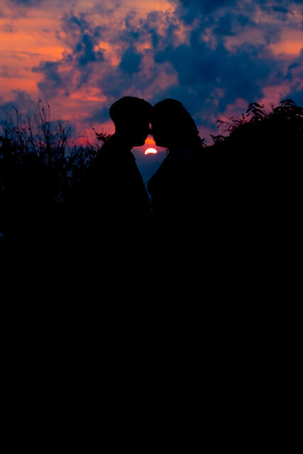 Beso en silueta al atardecer — Producciones Guzmán SV