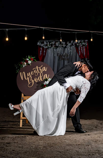 Pareja abrazada al aire libre — Producciones Guzmán SV