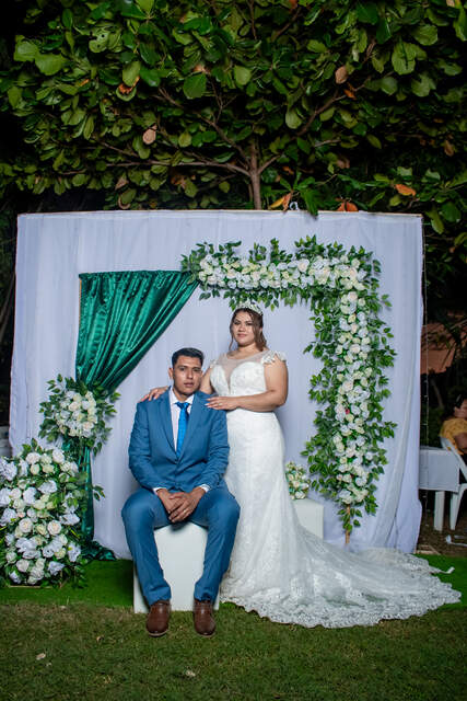 Momento romántico pareja — Producciones Guzmán SV