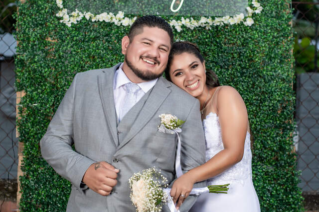 Novios sonrientes — Producciones Guzmán SV