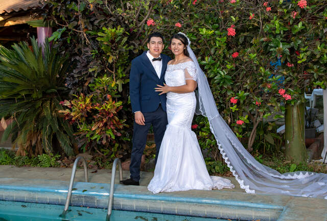 Retrato romántico junto a fuente — Producciones Guzmán SV