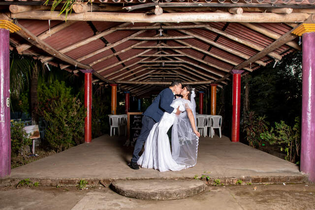 Novios en jardín — Producciones Guzmán SV