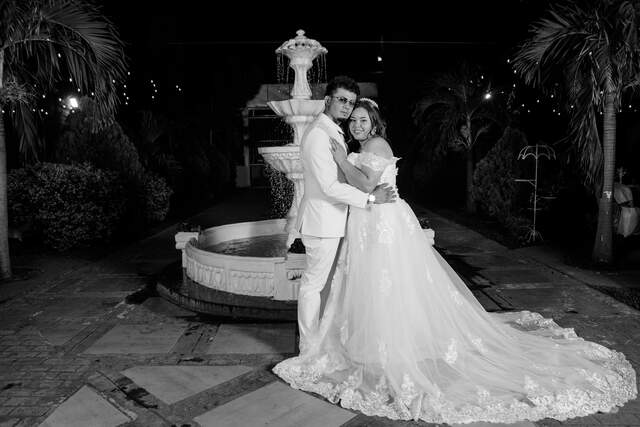 Retrato de pareja en exterior — Producciones Guzmán SV