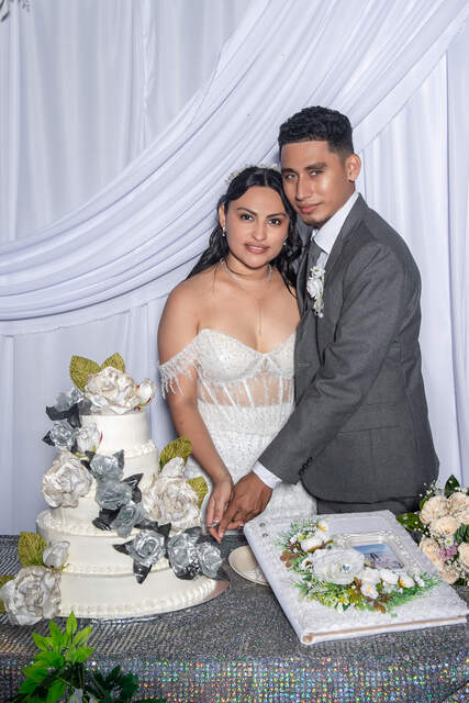 Pareja cortando el pastel — Producciones Guzmán SV
