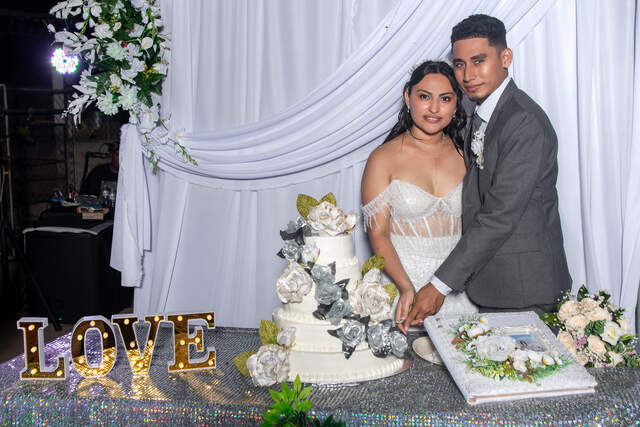 Beso apasionado en la recepción — Producciones Guzmán SV