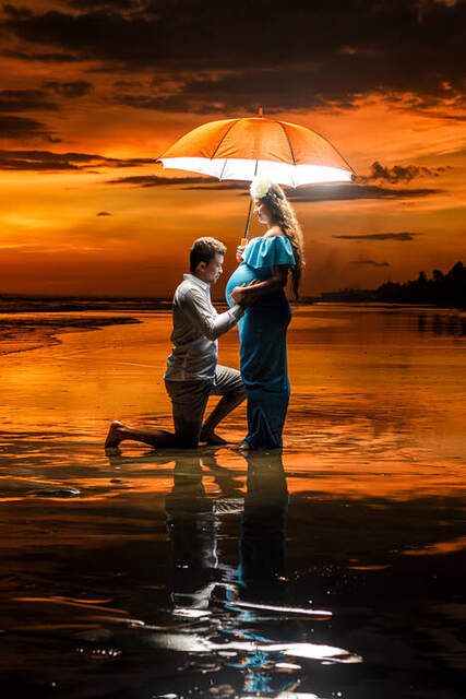 Pareja abrazada junto al mar al atardecer — Producciones Guzmán SV
