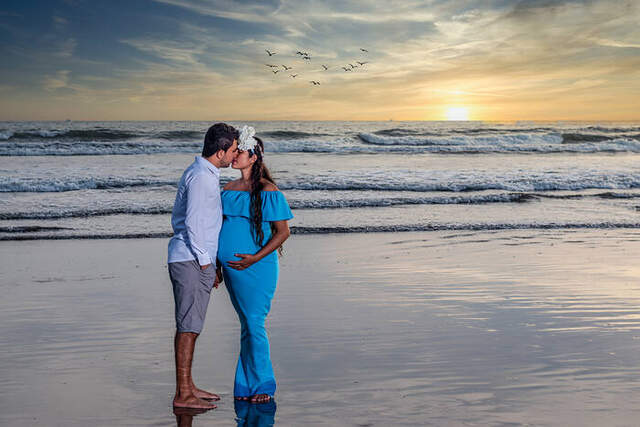 Beso romántico con aves volando al fondo — Producciones Guzmán SV