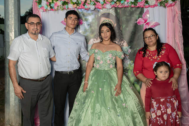 Con su mamá bajo el letrero Mis 15 — Producciones Guzmán SV