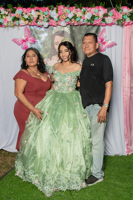Con su mamá y sobrina mostrando tarjeta — Producciones Guzmán SV