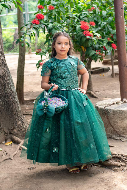 Niña del cortejo con canasta de confeti — Producciones Guzmán SV