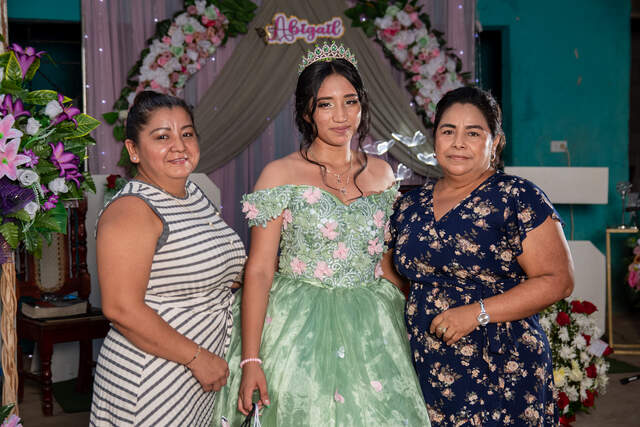 Bajo el arco con mamá y niña — Producciones Guzmán SV