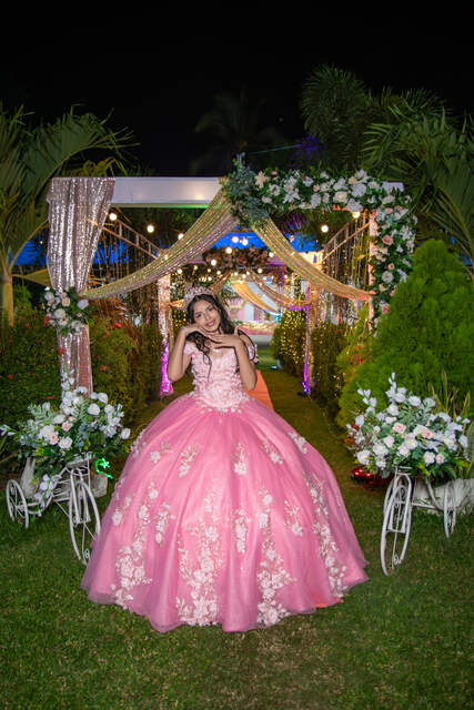 Llegada al arco de jardín iluminado — Producciones Guzmán SV