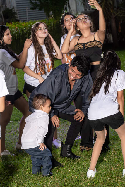 Baile animado con su cortejo — Producciones Guzmán SV