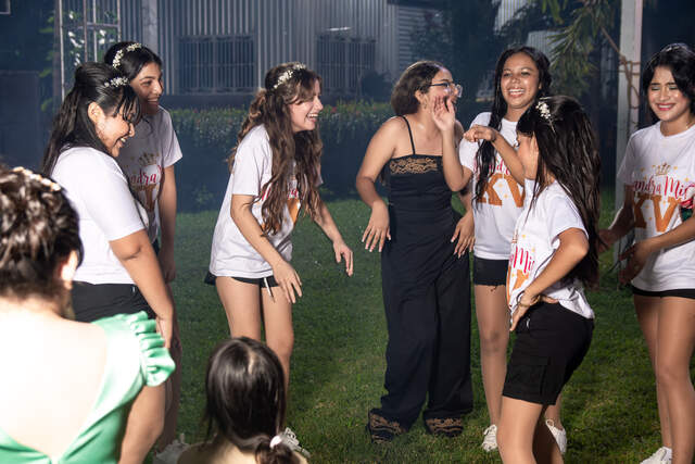 Grupo de amigas riendo juntas — Producciones Guzmán SV