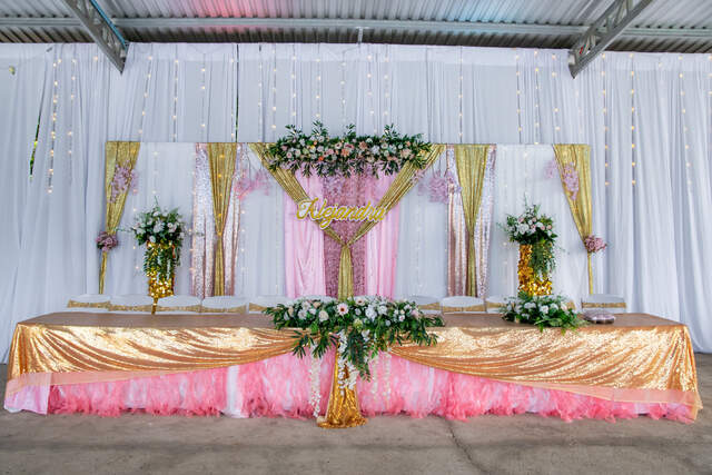 Mesa principal decorada con su nombre — Producciones Guzmán SV