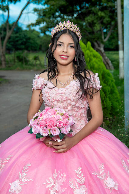 Retrato con ramo de rosas rosadas — Producciones Guzmán SV