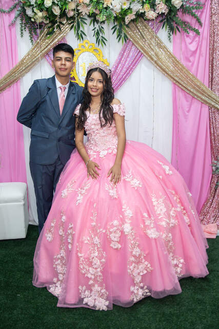 Retrato junto a su chambelán — Producciones Guzmán SV