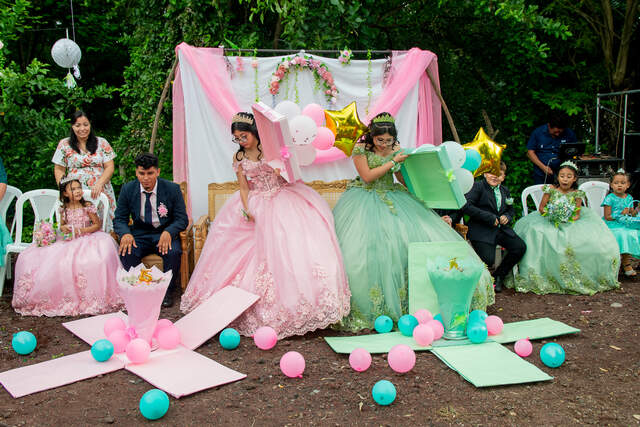 Apertura de regalos con globos rosa y verde — Producciones Guzmán SV