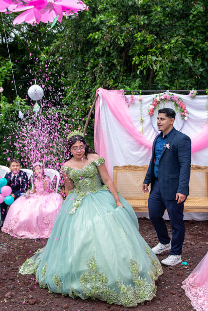 Lluvia de confeti durante el festejo — Producciones Guzmán SV