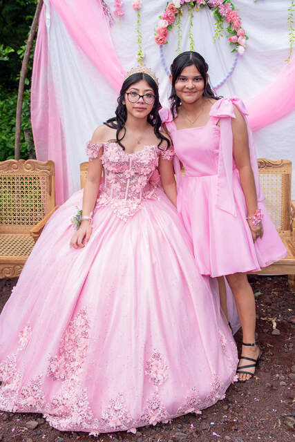 Retrato de las quinceañeras con dama de honor — Producciones Guzmán SV