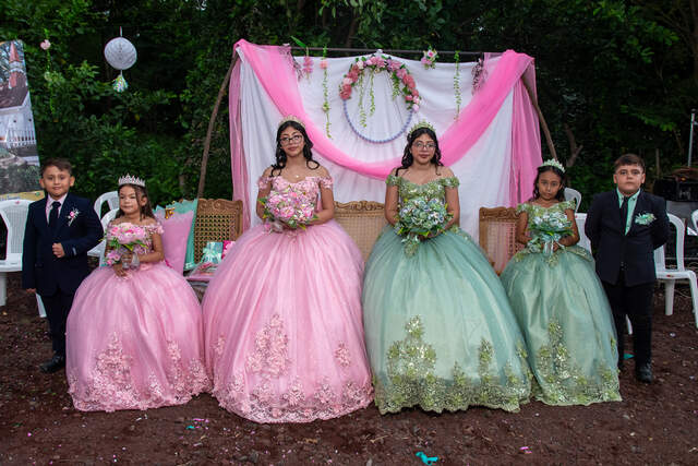 Foto grupal con la corte de honor — Producciones Guzmán SV