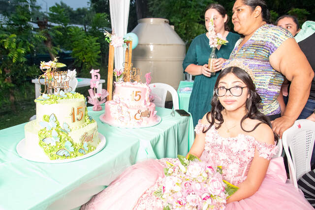 Quinceañera junto a los pasteles de 15 años — Producciones Guzmán SV