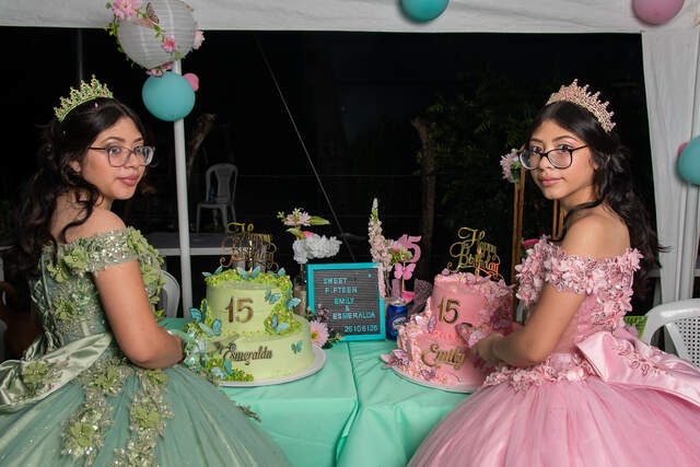 Quinceañera cortando su pastel rosado — Producciones Guzmán SV