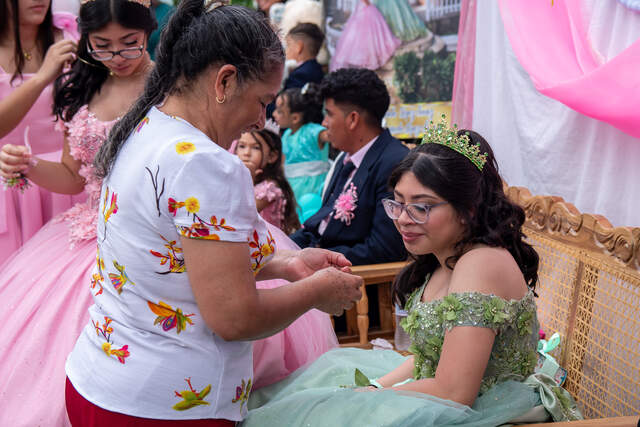 Abuela entrega joya a la quinceañera — Producciones Guzmán SV
