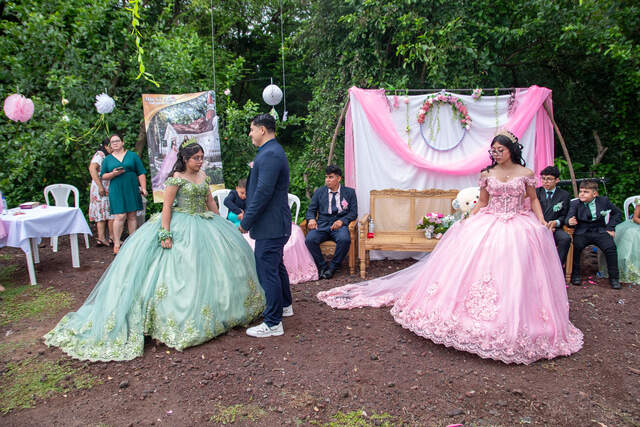 Quinceañeras caminan junto a su padre — Producciones Guzmán SV