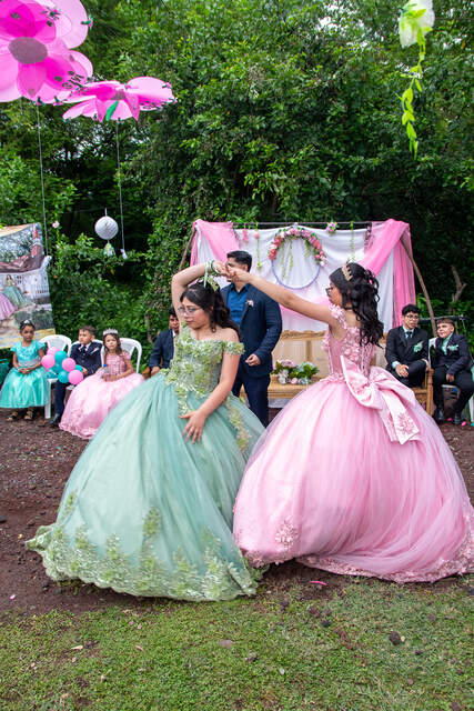 Las dos quinceañeras bailando juntas — Producciones Guzmán SV