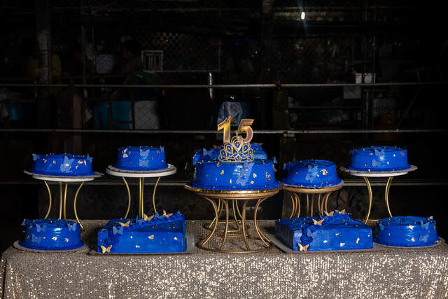 Mesa de pasteles azules y dorados — Producciones Guzmán SV