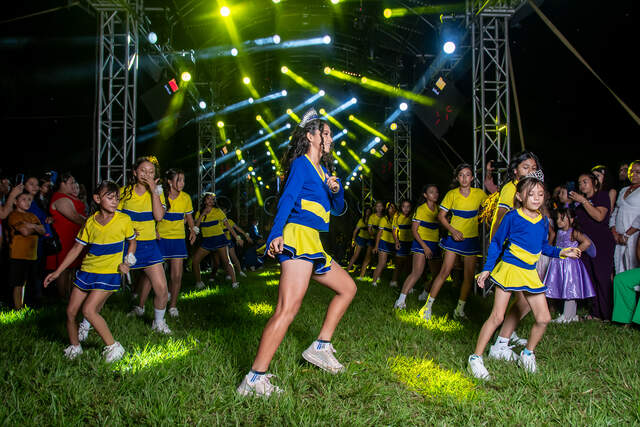 Coreografía de baile con el grupo — Producciones Guzmán SV