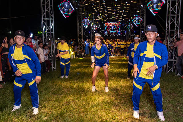 Foto grupal del equipo de baile — Producciones Guzmán SV
