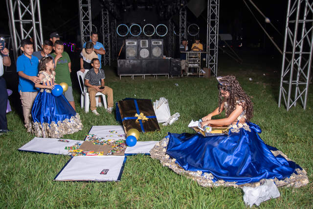 Abriendo regalos junto a su familia — Producciones Guzmán SV