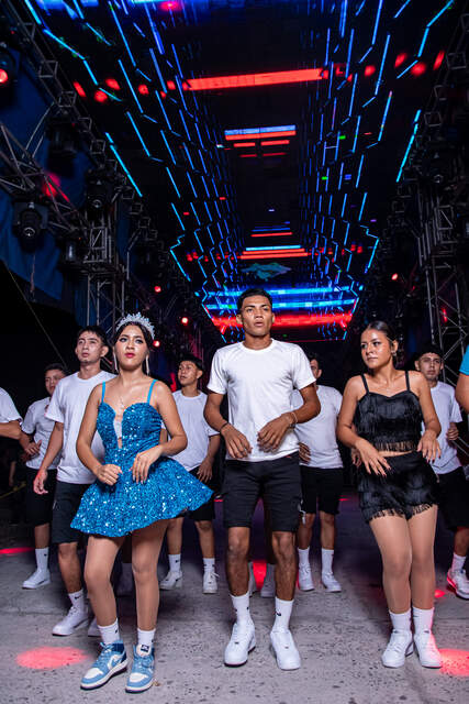 Coreografía grupal formación frontal — Producciones Guzmán SV