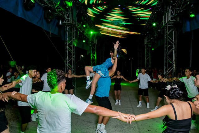 Levantada sobre hombros bailando — Producciones Guzmán SV