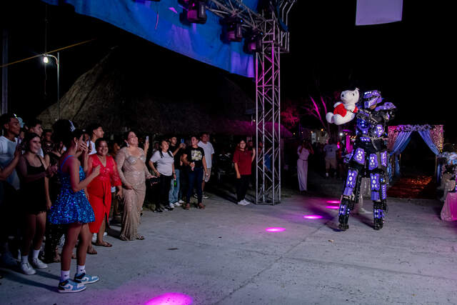 Robot gigante sorpresa con peluche — Producciones Guzmán SV